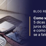 Mão segurando vários cartões de crédito, reforçando dicas de como viajar sem dívidas.