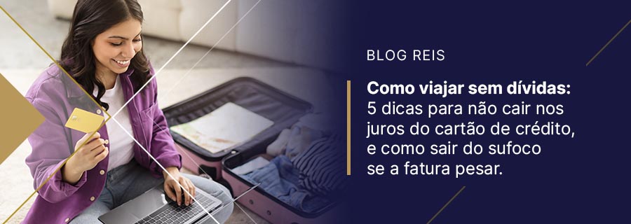 Mão segurando vários cartões de crédito, reforçando dicas de como viajar sem dívidas.