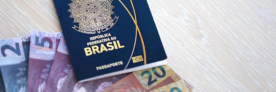 Passaporte ao lado de notas de dinheiro, como exemplo de como viajar sem dívidas através de planejamento.