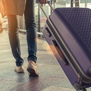 Cartões de crédito representando gastos em viagens. Como viajar sem dívidas: saiba usar seu cartão de forma inteligente e evitar juros altos.