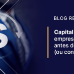 Empresário tocando símbolo de cifrão com seta circular, representando decisões estratégicas sobre capital de giro no blog da Reis Revisional.