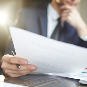 Empresário analisando contrato com atenção, destacando a necessidade de revisar contratos de capital de giro com apoio técnico.